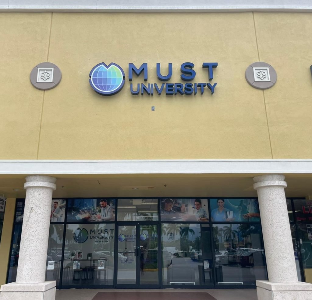 Descrição da Imagem: Foto da fachada do campus da MUST University, na Flórida, nos Estados Unidos. Fim da descricão.