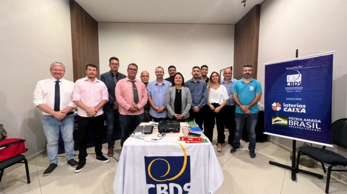 Descrição da imagem: Foto dos participantes da assembleia. Fim da descrição.