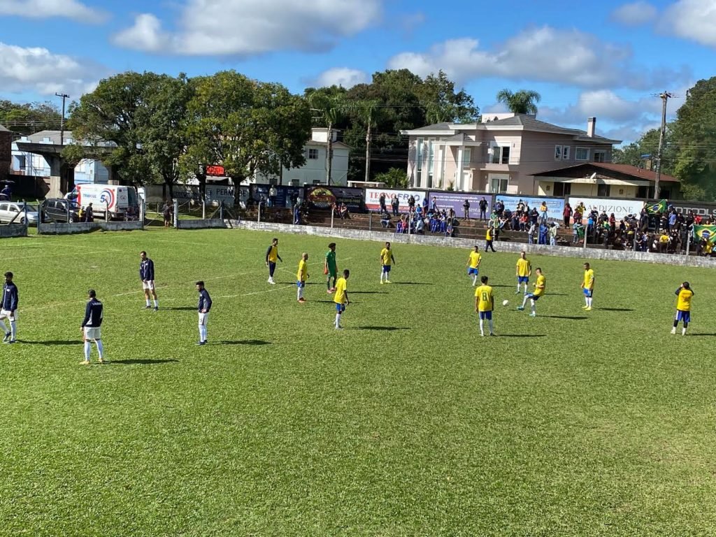Descrição da imagem: foto da partida da seleção de Futebol masculino contra a seleção do Irã. Os jogadores estão no campo de futebol. Fim da descrição.