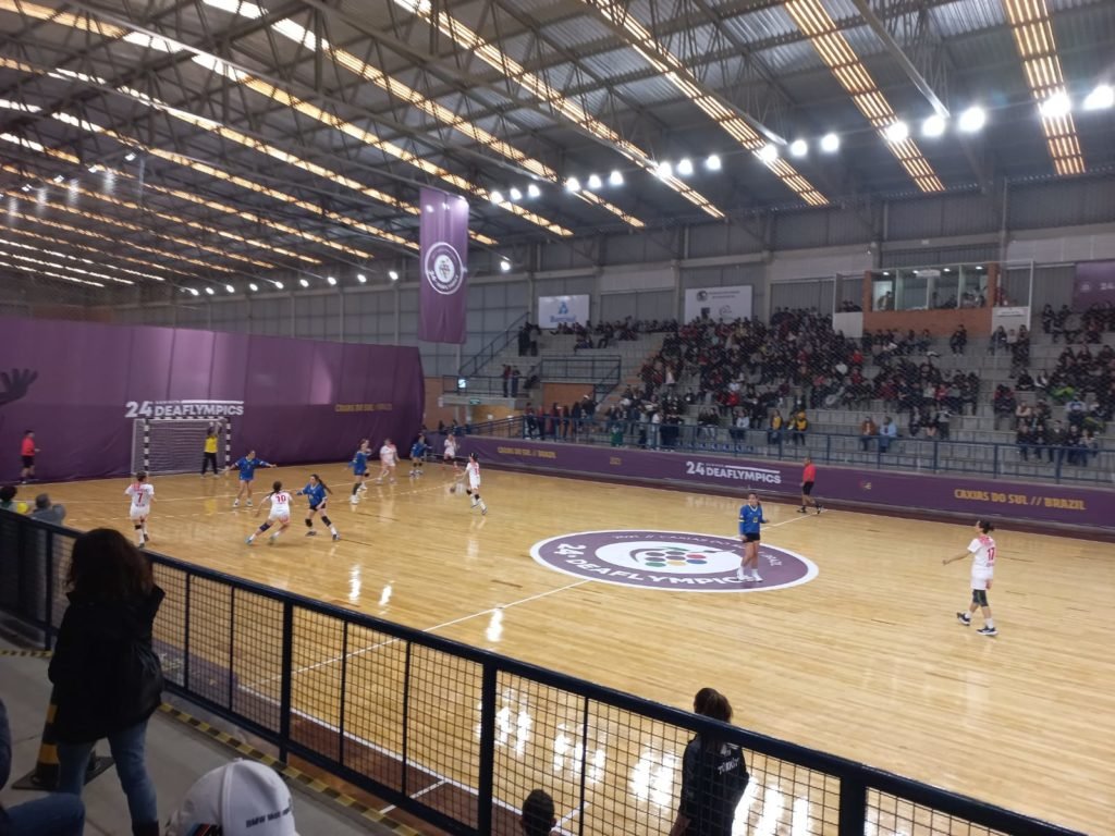 Descrição da imagem: foto da partida da seleção brasileira de Handebol feminino. Fim da descrição.
