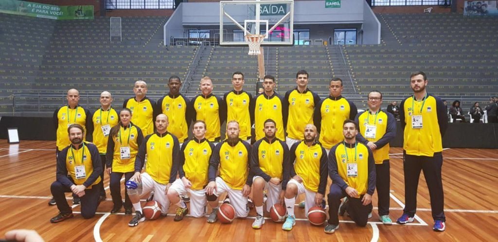 Descrição da imagem: foto dos atletas do basquete masculino. Fim da desdcrição.
