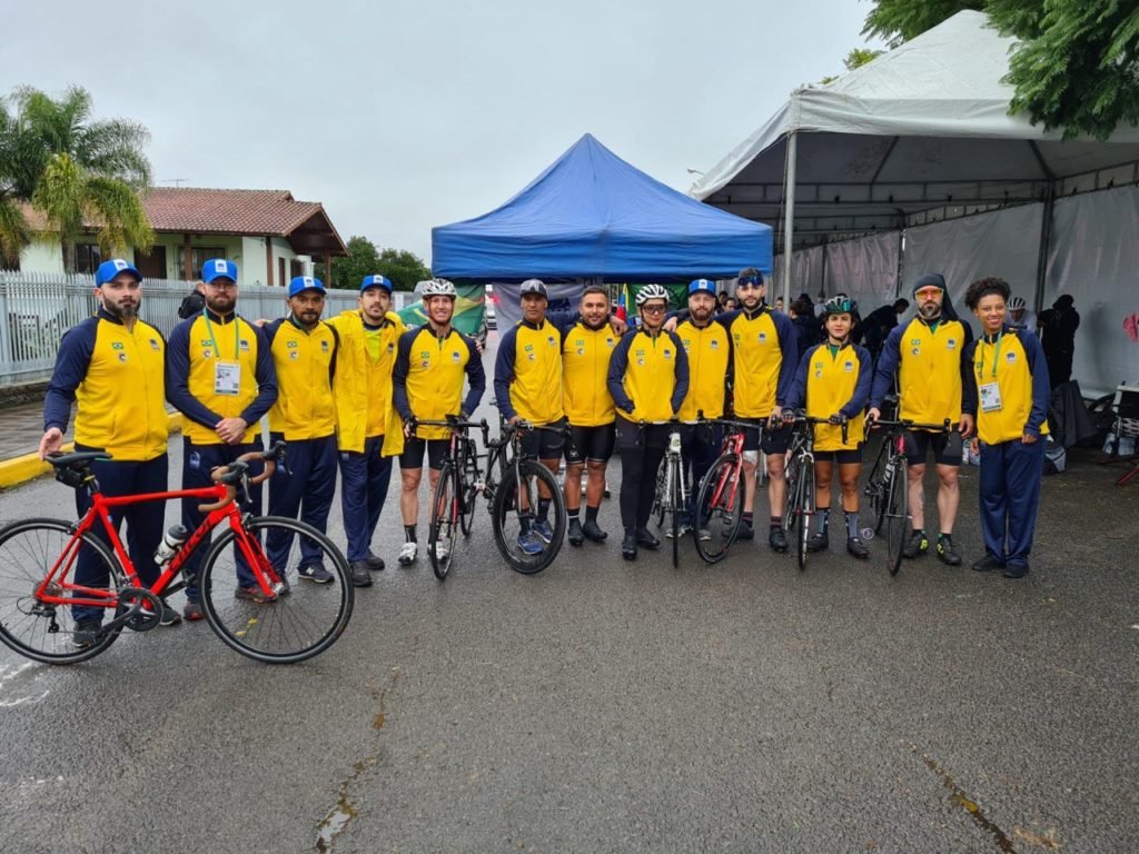 Descrição da imagem: foto da equipe brasileira de ciclismo. Fim da descrição.