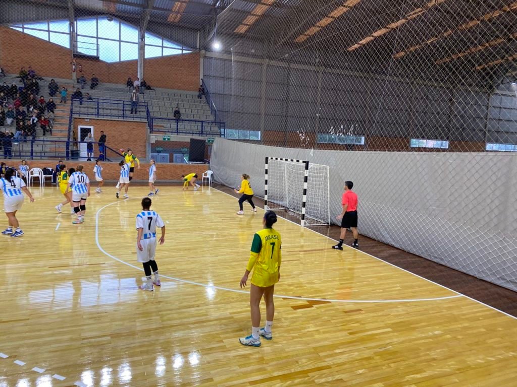 Descrição da imagem: foto da partida de Handebol entre Brasil e Argentina. Fim da descrição.