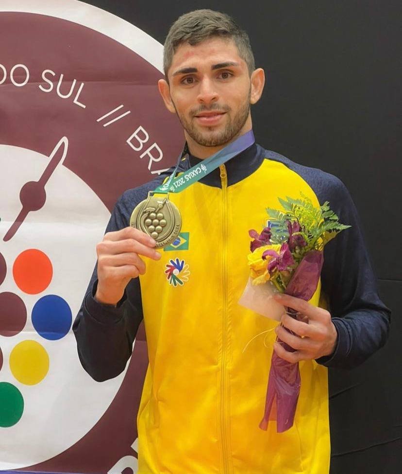 Descrição da imagem: foto do judoca Rômulo Crispim com sua medalha surdolímpica. Fim da descrição.