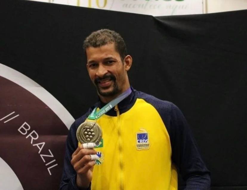 Descrição da imagem: foto do judoca Alexandre Fernandes com sua medalha surdolímpica. Fim da descrição.