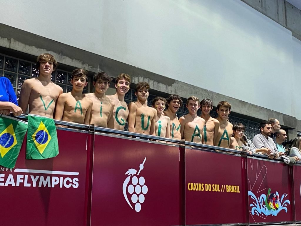 Descrição da imagem: foto da torcida jovem do nadador Guilherme Maia. Fim da descrição.