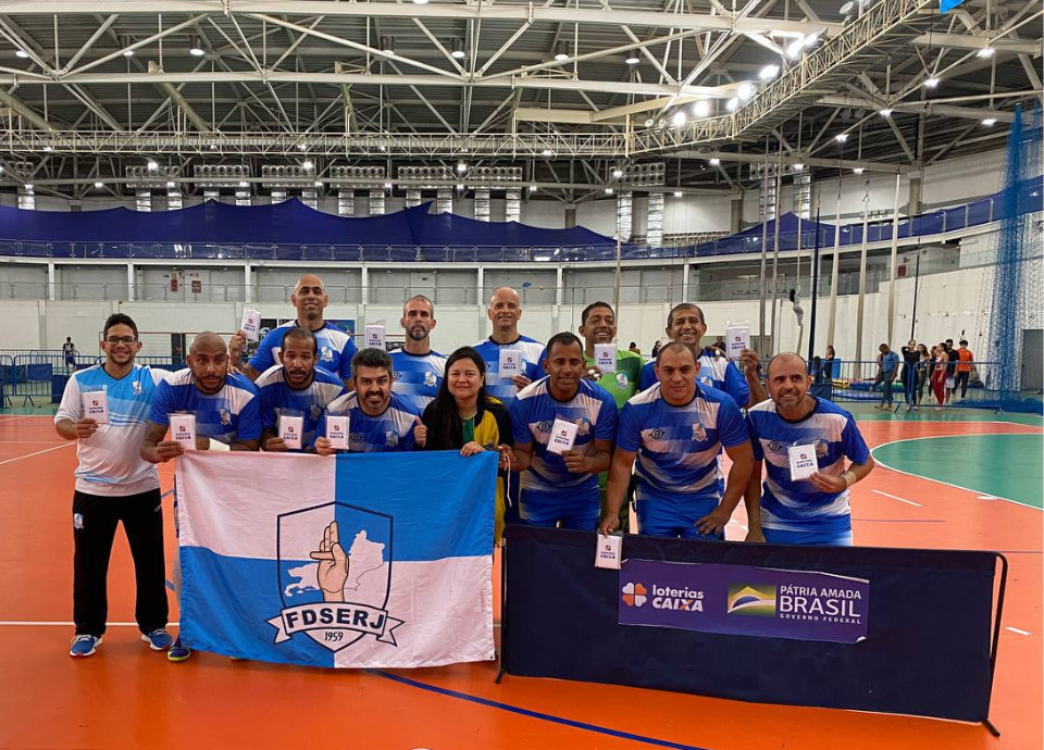 Descrição da imagem: foto dos atletas da Federação Desportiva de Surdos do Estado do Rio de Janeiro. Fim da descrição.