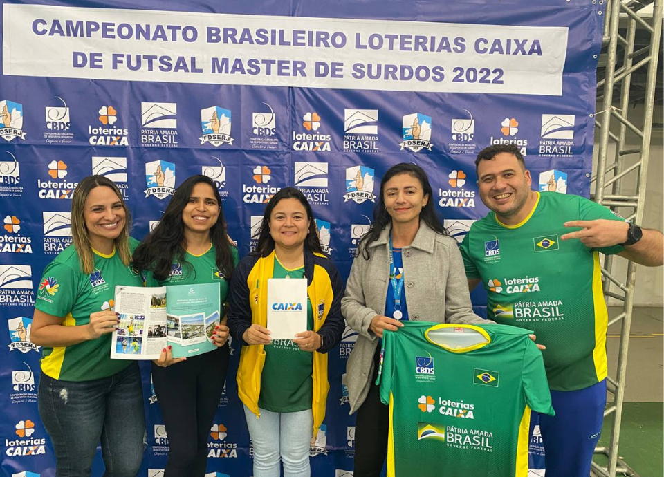 Descrição da imagem: foto da equipe da CBDS com representantes das Loterias Caixa. Fim da descrição.