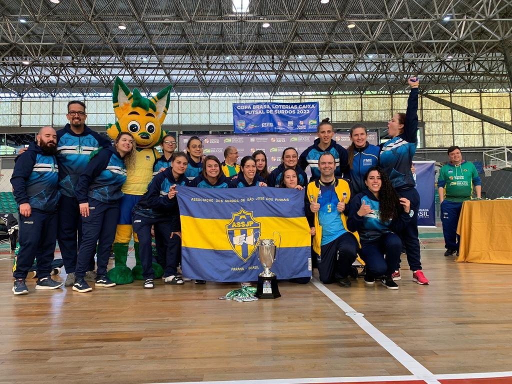 Descrição da imagem: foto das atletas da Associação dos Surdos de São José dos Pinhais (ASSJP). Fim da descrição.