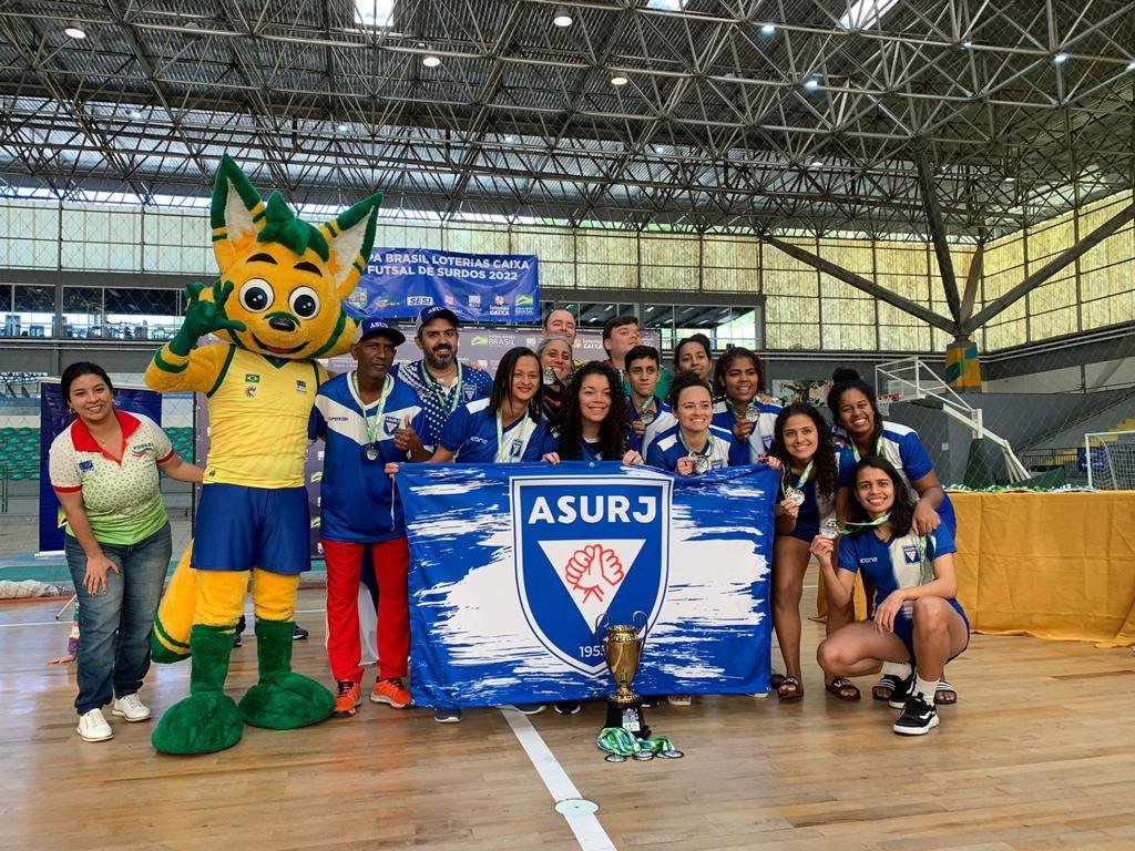 Descrição da imagem: foto das atletas da Associação dos Surdos do Rio de Janeiro (ASURJ). Fim da descrição.