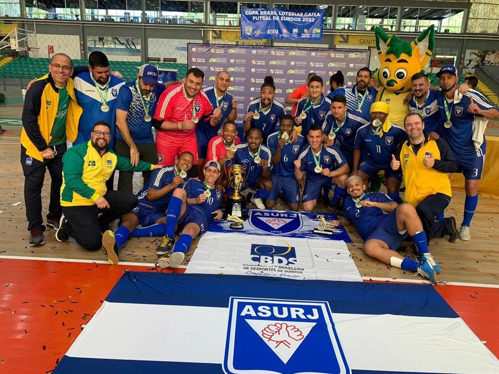 Descrição da imagem: foto dos atletas da Associação dos Surdos do Rio de Janeiro (ASURJ). Fim da descrição.