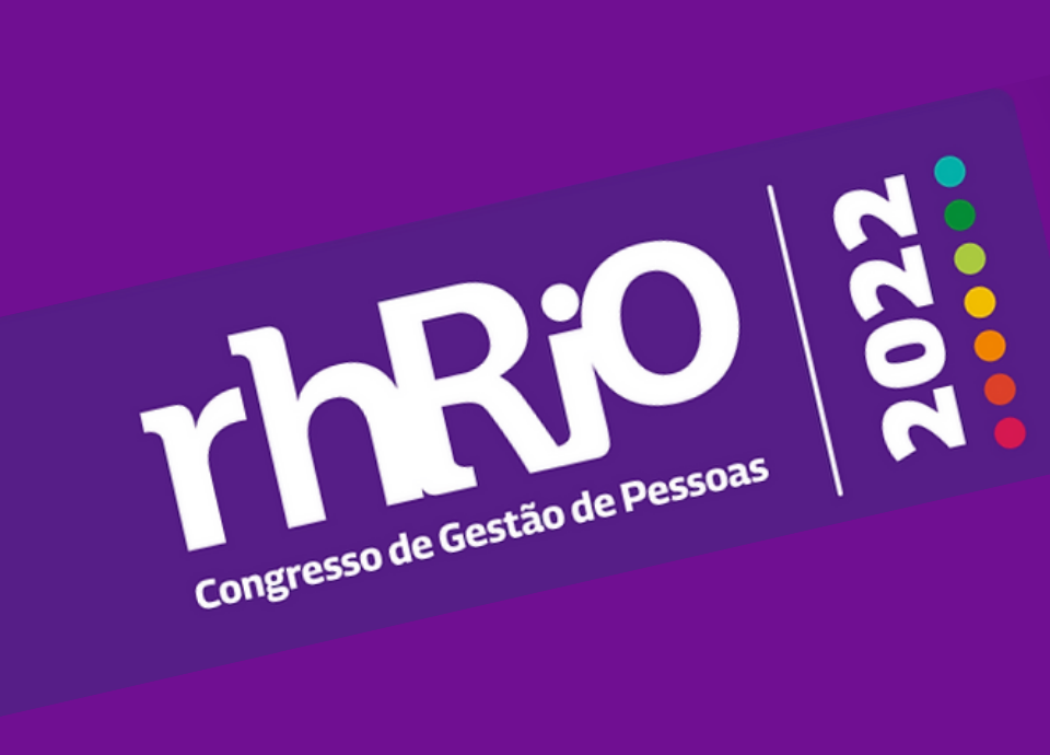 Descrição da imagem: arte do evento RH Rio. A imagem tem fundo roxo. No centro, uma faixa na diagonal, num tom mais escuro de roxo traz as seguintes informações: rhRio 2022 - Congresso de Gestão de Pessoas. Fim da descrição.