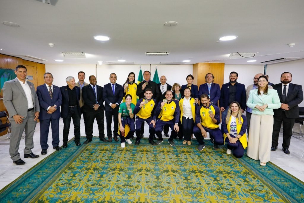 Descrição da imagem: foto dos atletas do Brasil durante homenagem em Brasília. Fim da descrição.