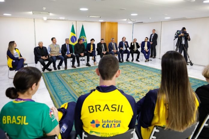 Descrição da imagem: foto dos atletas do Brasil durante homenagem em Brasília. Fim da descrição.