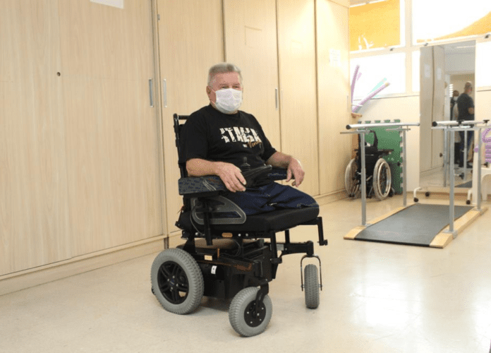Descrição da imagem: foto do senhor João. Ele é biamputado e está em sua cadeira de rodas motorizada. O senhor João está com máscara e usa camiseta preta. Fim da descrição.