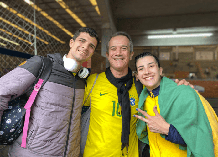 Descrição da imagem: foto do ex-atleta Silvio Caporal entre os filhos Felipe e Fernanda. Fim da descrição.