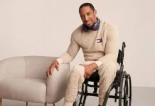 Descrição da imagem: foto de um modelo. O homem é cadeirante está usando roupas da coleção adaptada da Tommy. Fim da descrição.