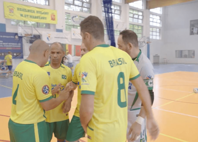 Descrição da imagem: foto dos surdoatletas da Seleção Brasileira Master de Futsal de Surdos durante partida. Fim da descrição.