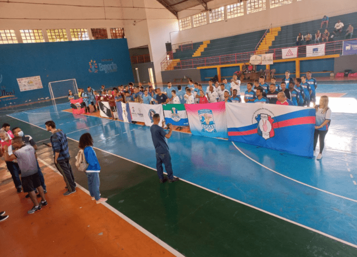 Descrição da imagem: foto da abertura da Copa Sudeste de Futsal 2022. Os surdoatletas estão na quadra representando suas associações. Fim da descrição.