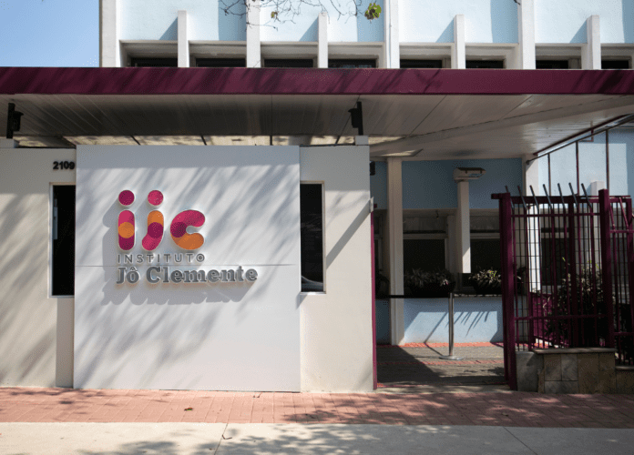 Descrição da imagem: foto da fachada do Instituto Jô Clemente, em São Paulo. Fim da descrição.
