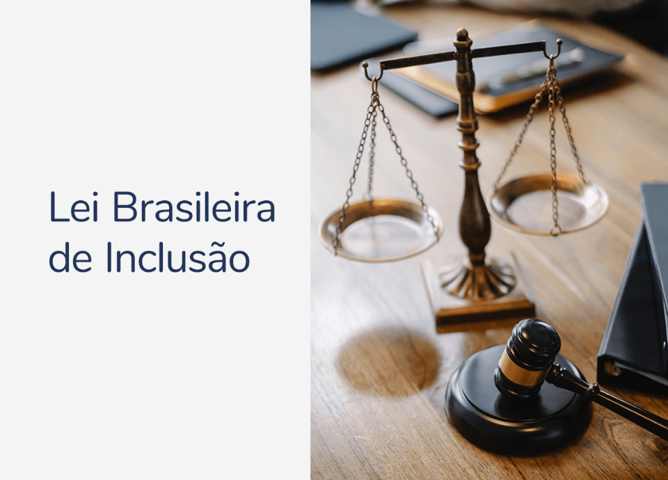 Descrição da imagem: arte com uma montagem. Na metade da imagem está escrito: Lei Brasileira de Inclusão e na outra metade está a foto de uma balança e um martelo em menção à justiça. Fim da descrição.