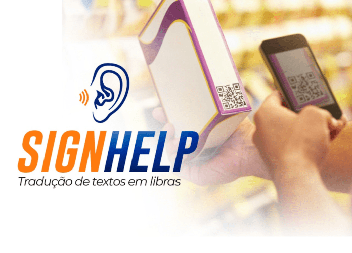Descrição da imagem: arte de divulgação do Sign Help. Tem a foto de uma pessoa escaneando um QR code de uma caixa com o celular. Fim da descrição.