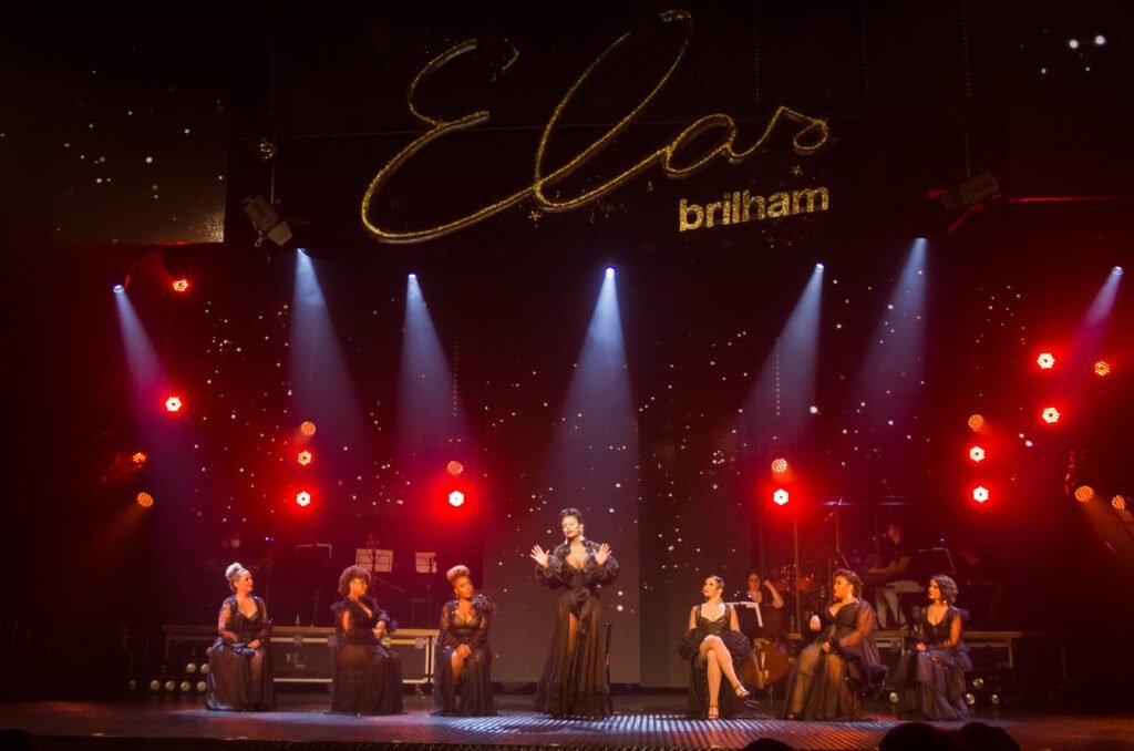Descrição da imagem: foto de uma cena do espetáculo teatral 'Elas brilham'. Fim da descrição.