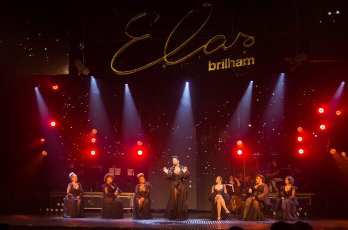 Descrição da imagem: foto de uma cena do espetáculo teatral 'Elas brilham'. Fim da descrição.