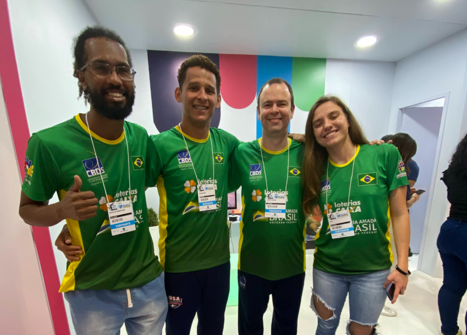 Descrição da imagem: foto de David, Romailson, Igor e Stefany na Reatech. Fim da descrição.