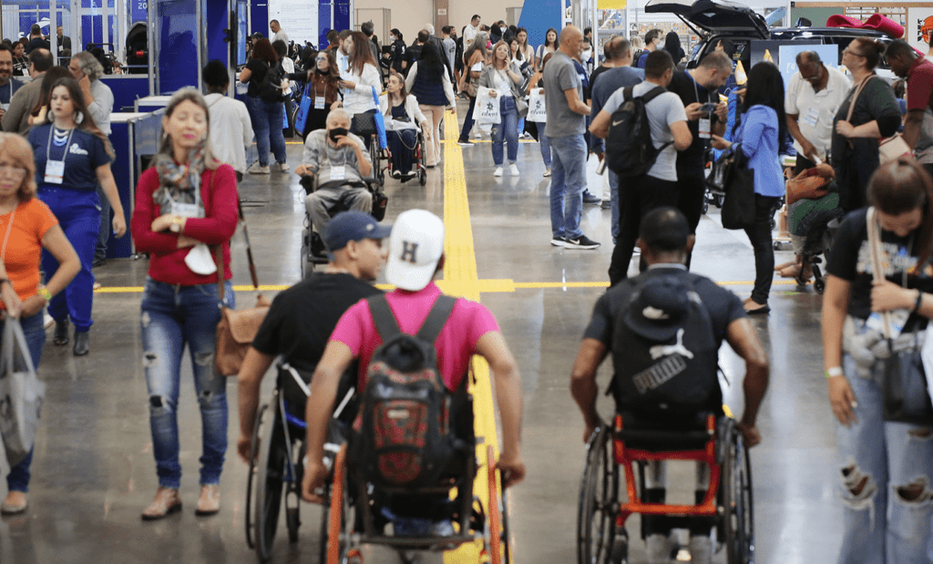 Descrição da imagem: foto do corredor da Reatech. Várias pessoas estão circulando pelo evento. Fim da descrição.