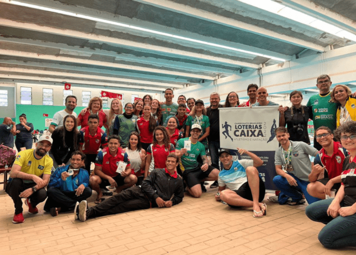 Descrição da imagem: foto dos atletas e da equipe de Natação. Fim da descrição.