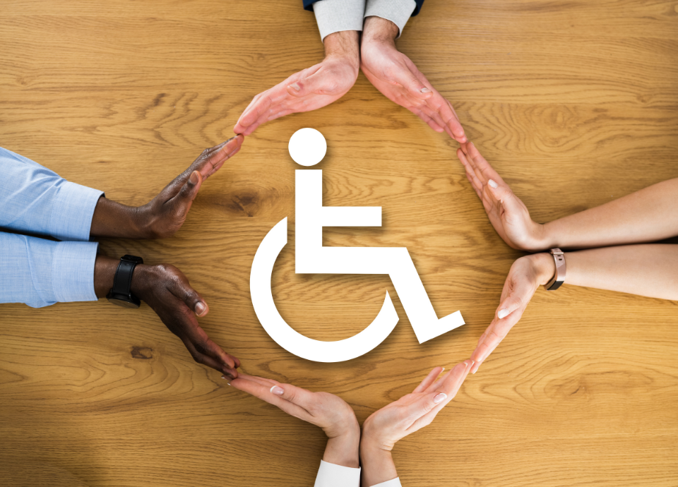 Descrição da imagem: Foto das mãos de quatro pessoas, circulando o símbolo da deficiência física. Fim da descrição.