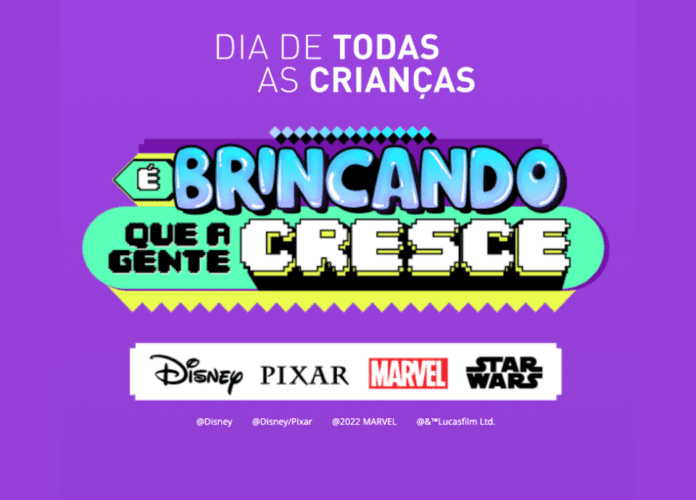 Descrição da imagem: arte de divulgação da campanha. A imagem tem fundo lilás. Na parte superior da imagem está escrito: Dia de Todas as Crianças. No centro está o logo: É brincando que a gente cresce. Abaixo estão os logos da Disney, Pixar, Marvel e Star Wars. Fim da descrição.