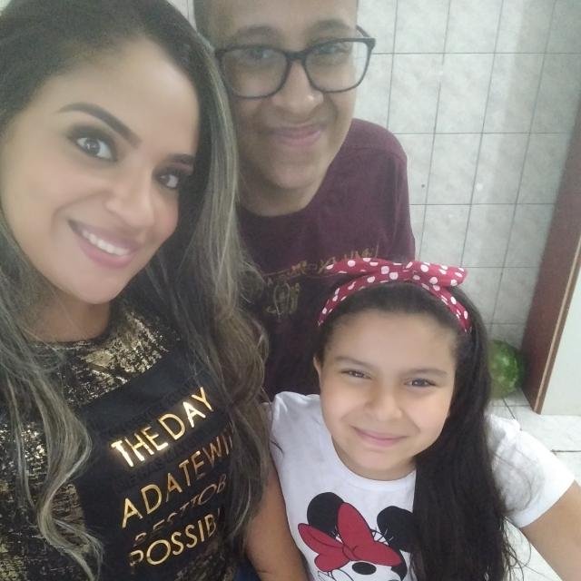 Descrição da imagem: foto de Caroline com seus familiares. Fim da descrição.