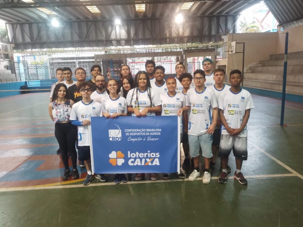 Descrição da imagem: foto dos alunos da escolinha de Vôlei. Fim da descrição.