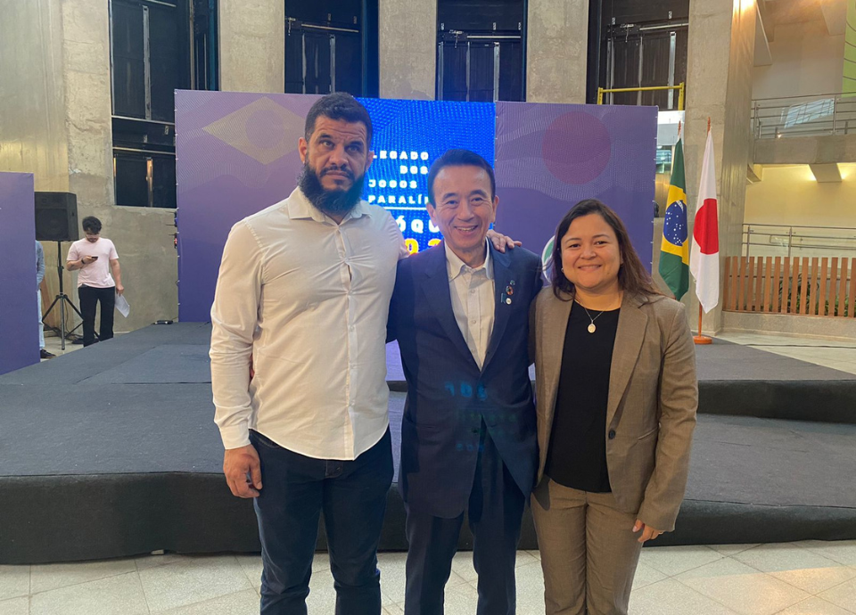 Descrição da imagem: foto de Diana com o presidente do CPB, Mizael Conrado, e com o prefeito da cidade de Hamamatsu, Yasutomo Suzuki. Fim da descrição.