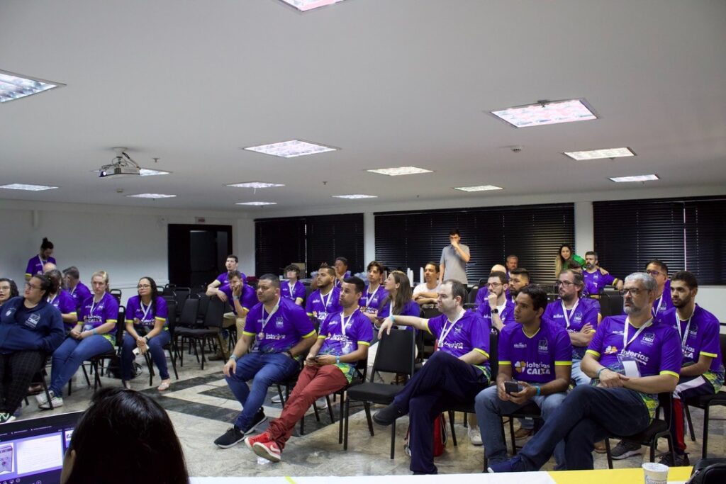 Descrição da imagem: foto dos participantes acompanhando as palestras durante o seminário. Fim da descrição)