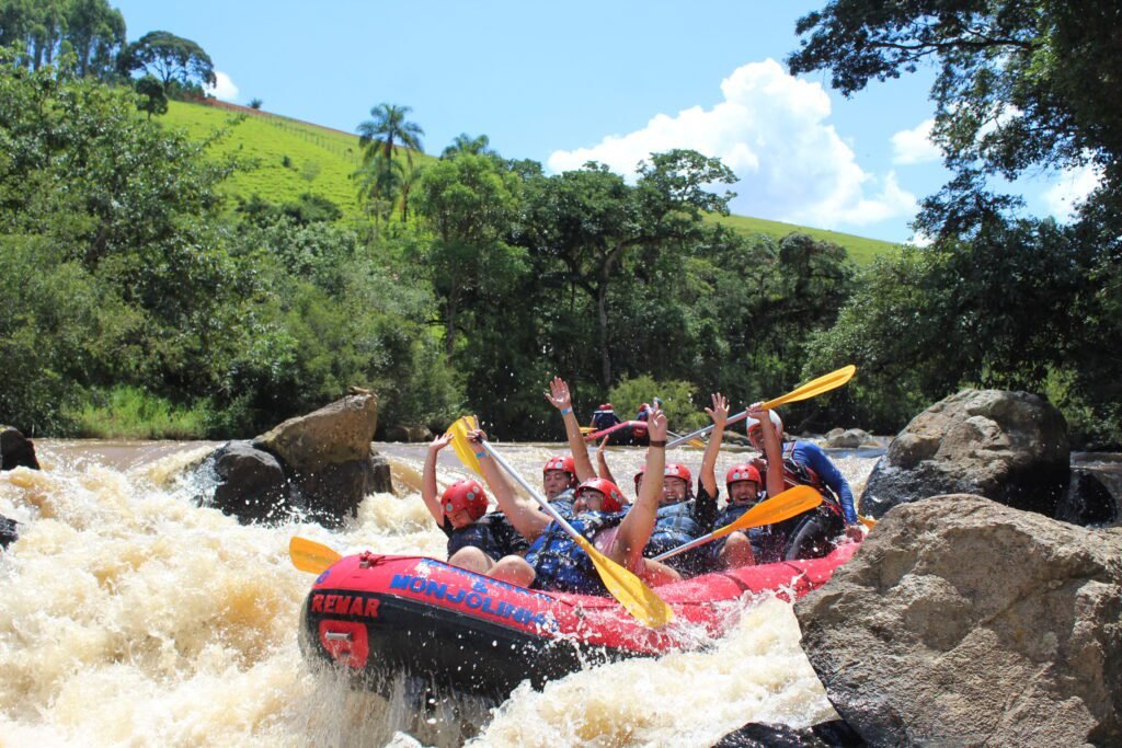 Descrição da imagem: foto de uma atividade de rafting. Fim da descrição.