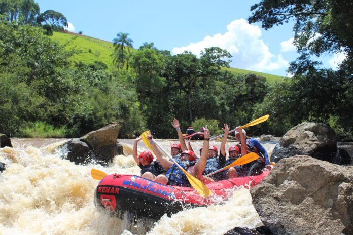 Descrição da imagem: foto de uma atividade de rafting. Fim da descrição.