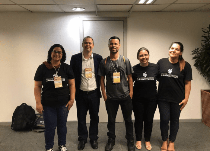 Descrição da imagem: Foto do diretor da CBDS, Igor Valério, com a equipe que participou da roda de conversa sobre a Deaflympics. Fim da descrição.