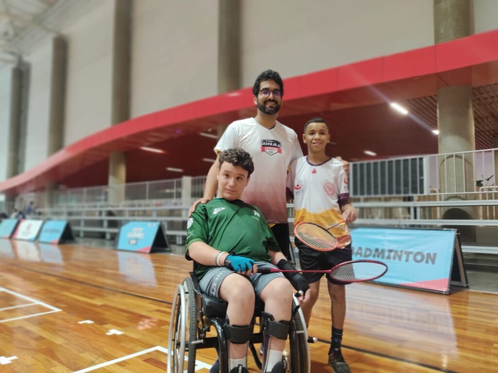 Descrição da imagem: foto do técnico surdo Gabriel com os dois paratletas. Fim da descrição.