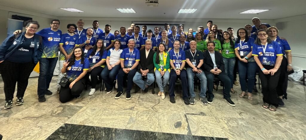 Descrição da imagem: foto de todos os participantes do semiário. Fim da descrição)
