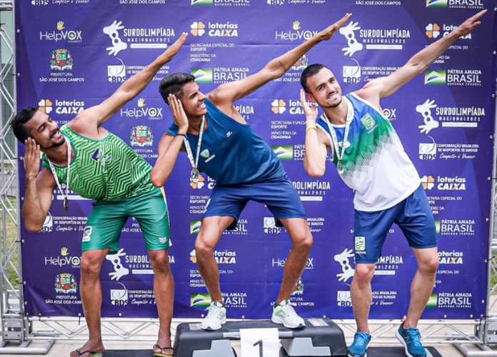 Descrição da imagem: foto dos medalhistas do atletismo. Fim da descrição.