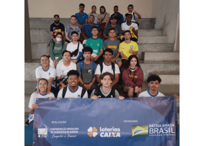 Descrição da imagem: foto dos alunos da escolinha de Vôlei. Fim da descrição.