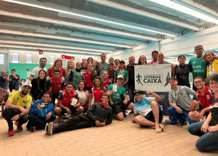 Descrição da imagem: foto dos atletas e da equipe de Natação. Fim da descrição.