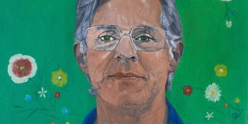 Descrição da imagem: arte com fundo verde. No centro dela está a imagem desenhada do compositor Gilberto Mendes. Ele é um homem grisalho que usa óculos de grau. Ai lado dele estão desenhados ramos com flores. Fim da descrição.