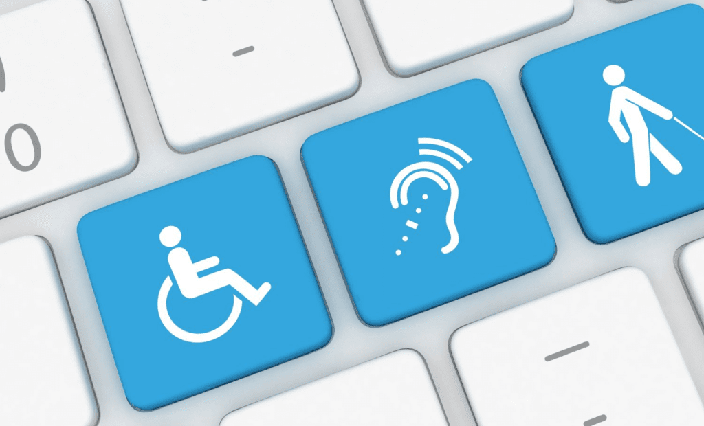 Descrição da imagem: ilustração de um teclado, destacando teclas azuis com as imagens dos símbolos de acessibilidade para pessoas com deficiência física, auditiva e visual. Fim da descrição.