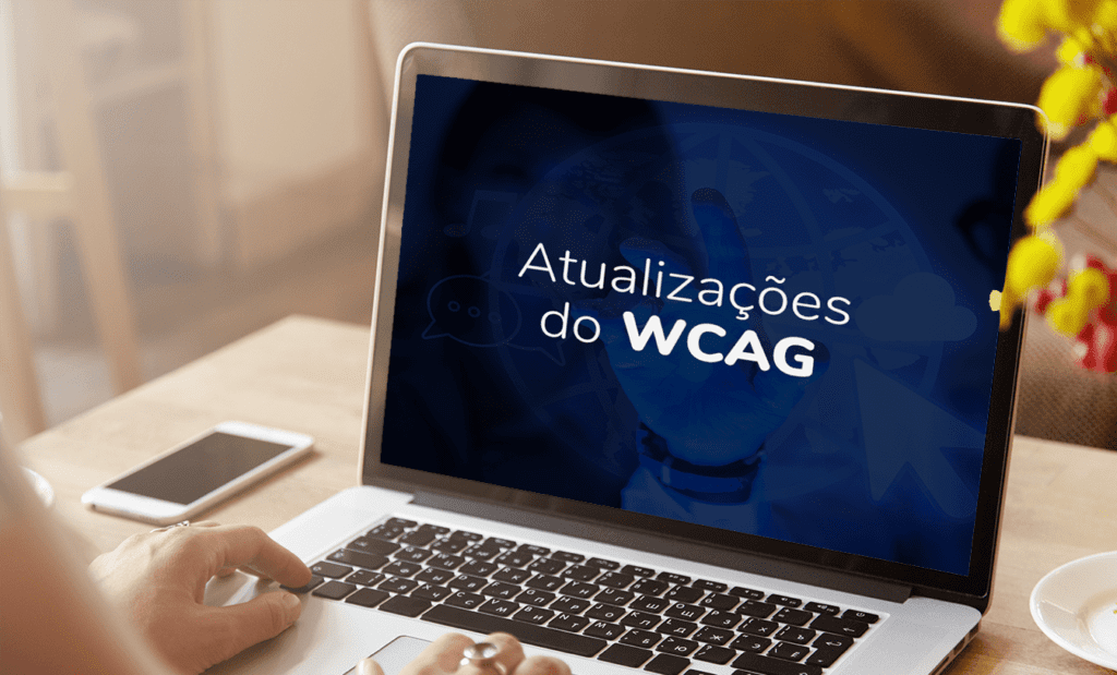 Descrição da imagem: foto de um notebook. Na tela dele está escrito: Atualizações do WCAG. Fim da descrição.