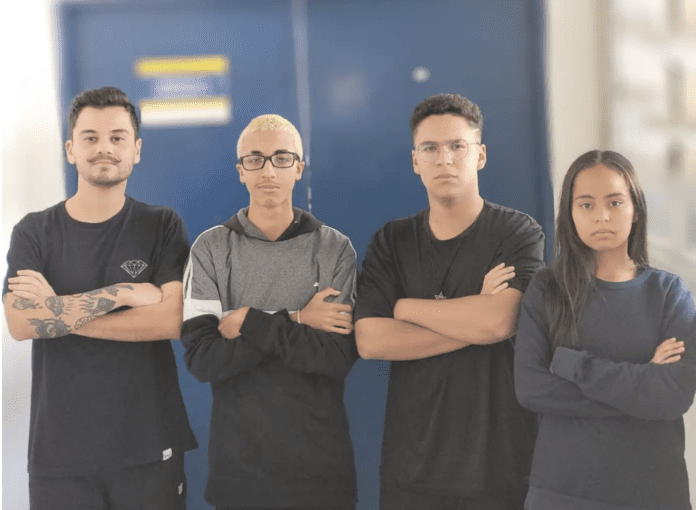 Descrição da imagem: foto do professor com os estudantes. Fim da descrição.