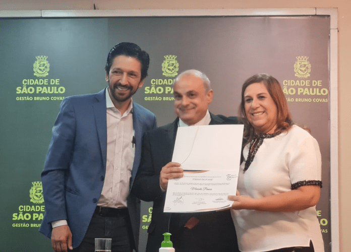 Descrição da imagem: foto do conselheiro Marcelo Panico com o prefeito Ricardo Nunes e a secretária Silvia Grecco. Fim da descrição.